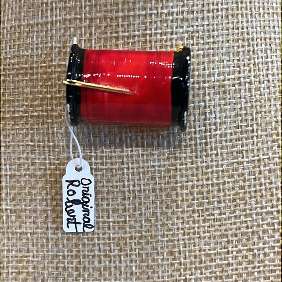 Vintage Original by Robert. Spool of Red Thread with a needle very rare. Signed - Picture 8 of 13
